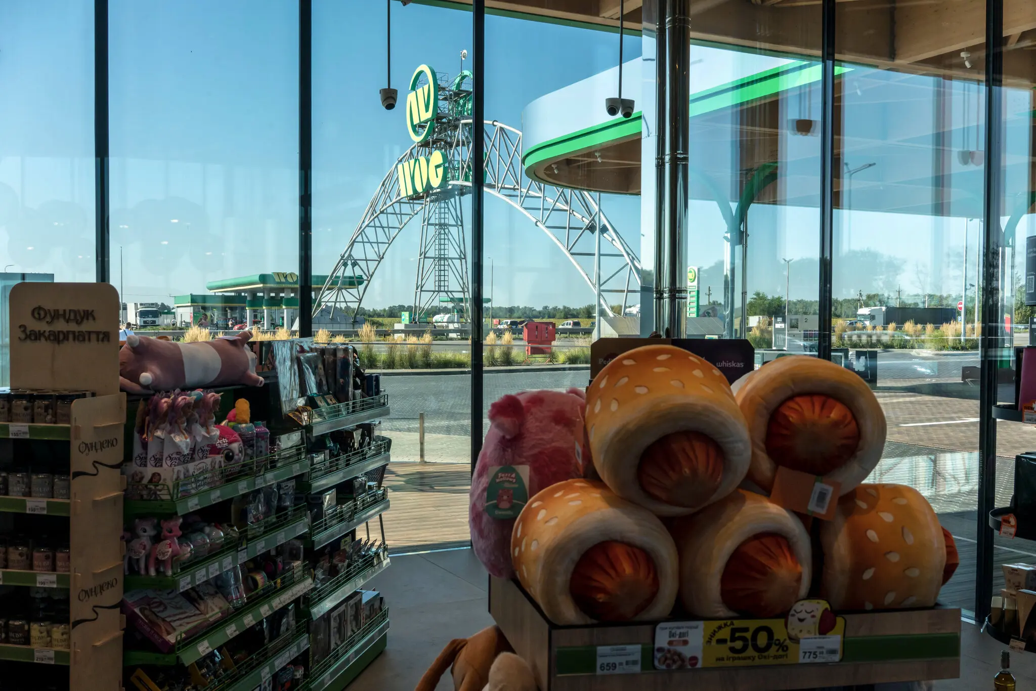 АЗС як нові форпости тилу: заправки тримають логістику, мораль і донати під час війни